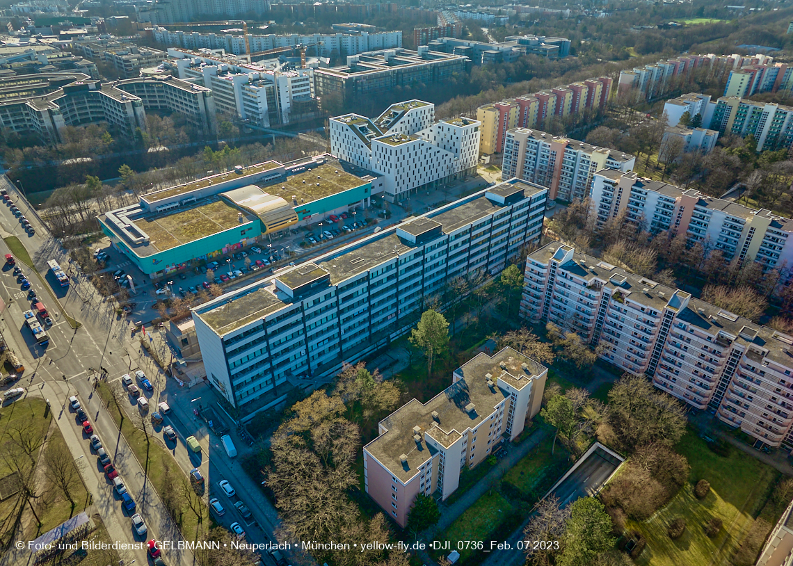 07.02.2023 - Luftbilder von der Montessori Schule im Plettzentrum Neuperlach